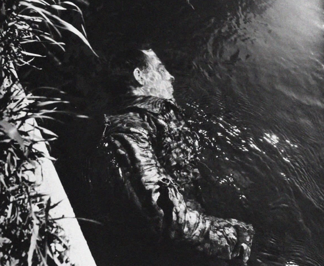 【来自投稿】1945年4月 达豪集中营被美军解放，美军从集中营水沟里捞起一具自尽