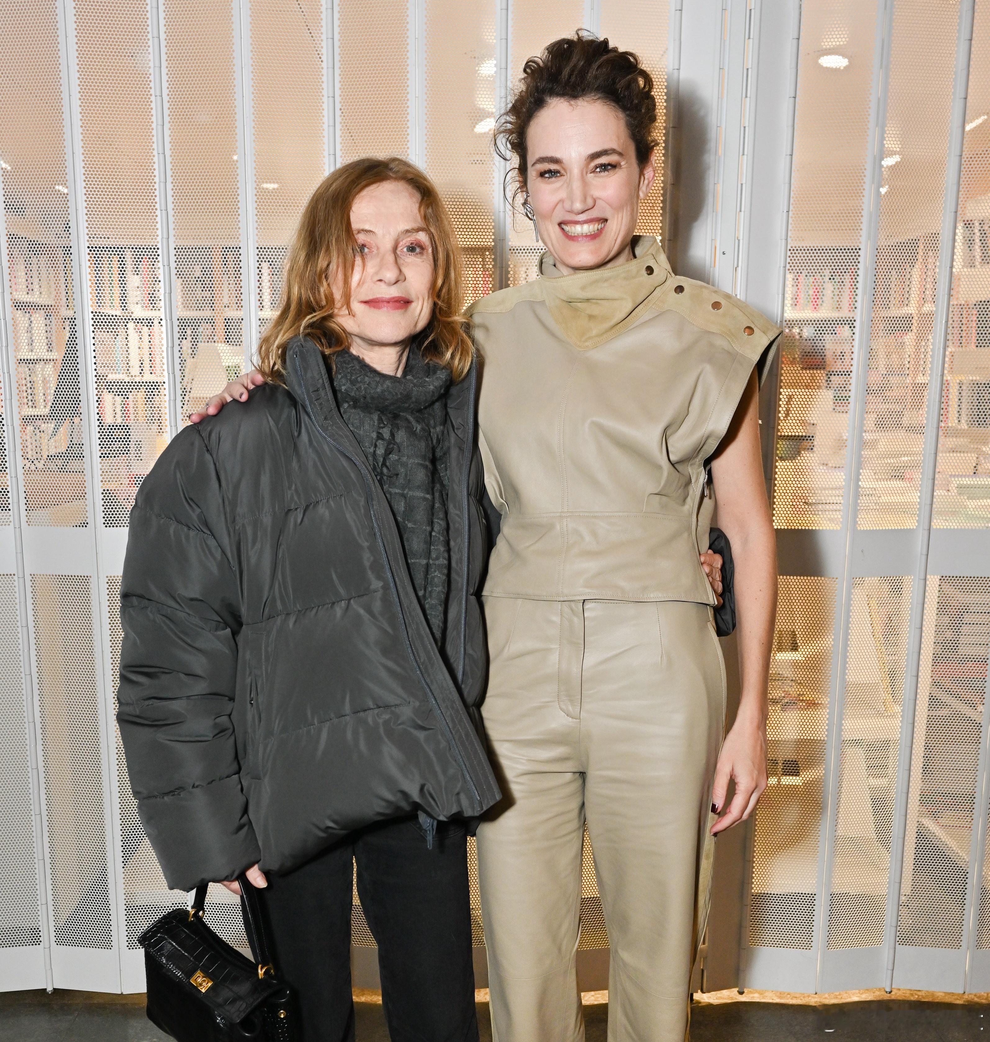 上周《某种物质》在巴黎的放映，导演科拉莉·法尔雅和于佩尔的合影 