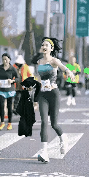 有网友在评论区留言称，不相信她能跑完马拉松。估计跑几百米，拍完抖音就撤了！
也有