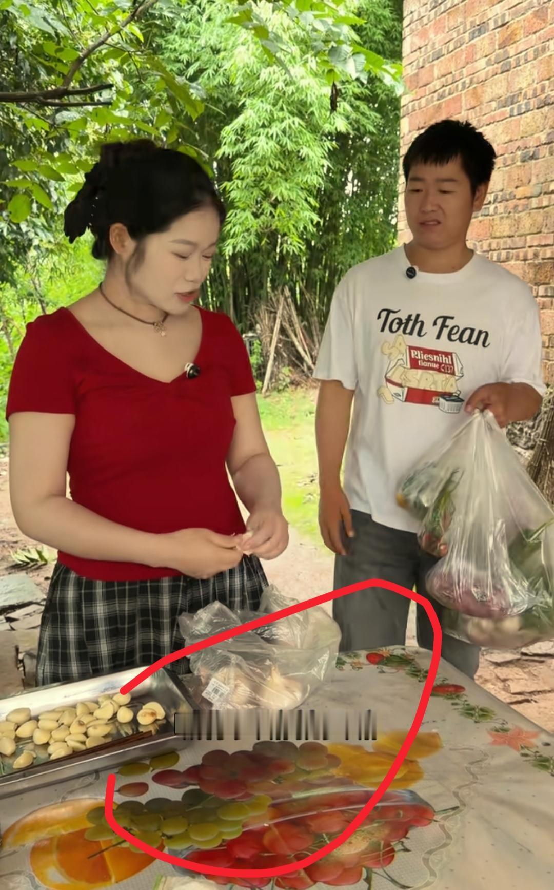 看到燕子产后下厨我忍了
看到网友求泡菜教程我也忍了
可是看到生鱼手直接抓泡菜的画