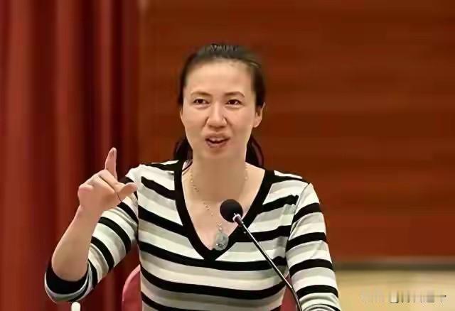19年不离不弃！奥运冠军女厅官带着现任丈夫照顾瘫痪前夫，人间罕见情义
 
一个4