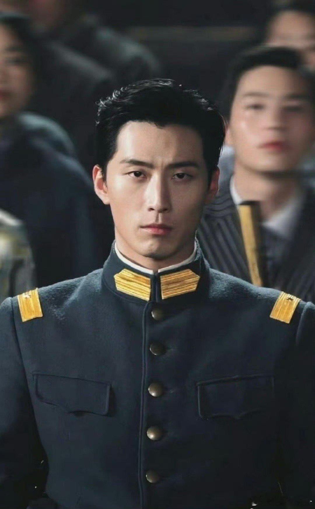 窦骁再演民国戏  不得不说窦骁还真挺会选剧本的呢，民国戏和他的适配度直接拉满，《