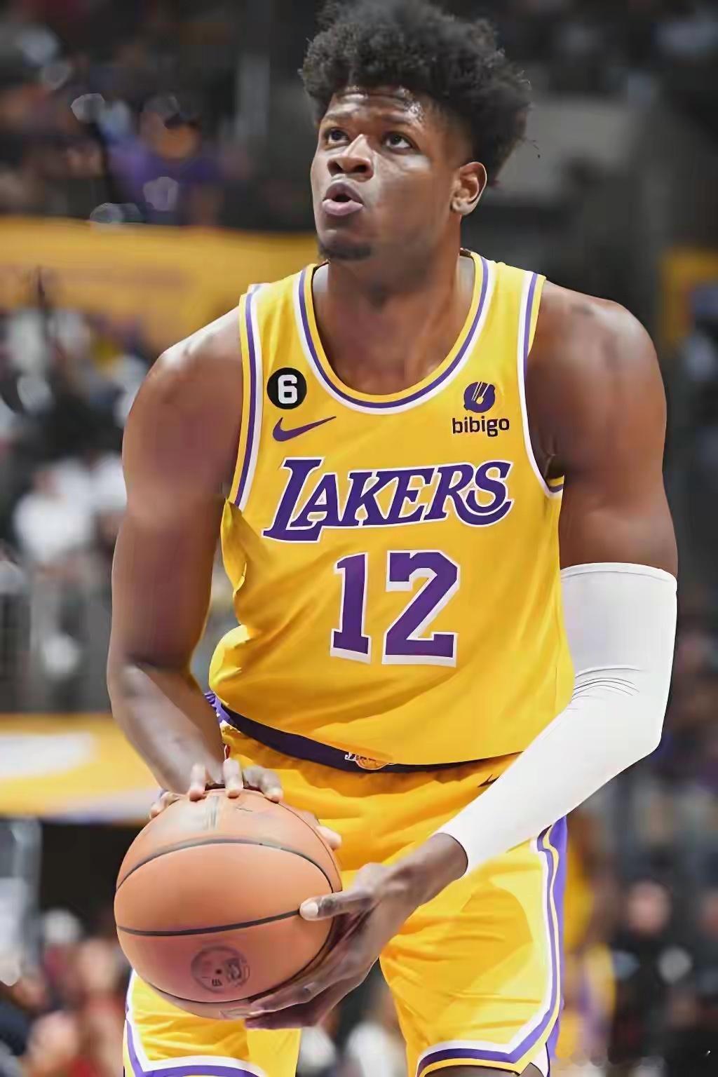 广东宏远绯闻中锋--穆罕默德·班巴1998年5月12日出生于美国纽约，身高2.1