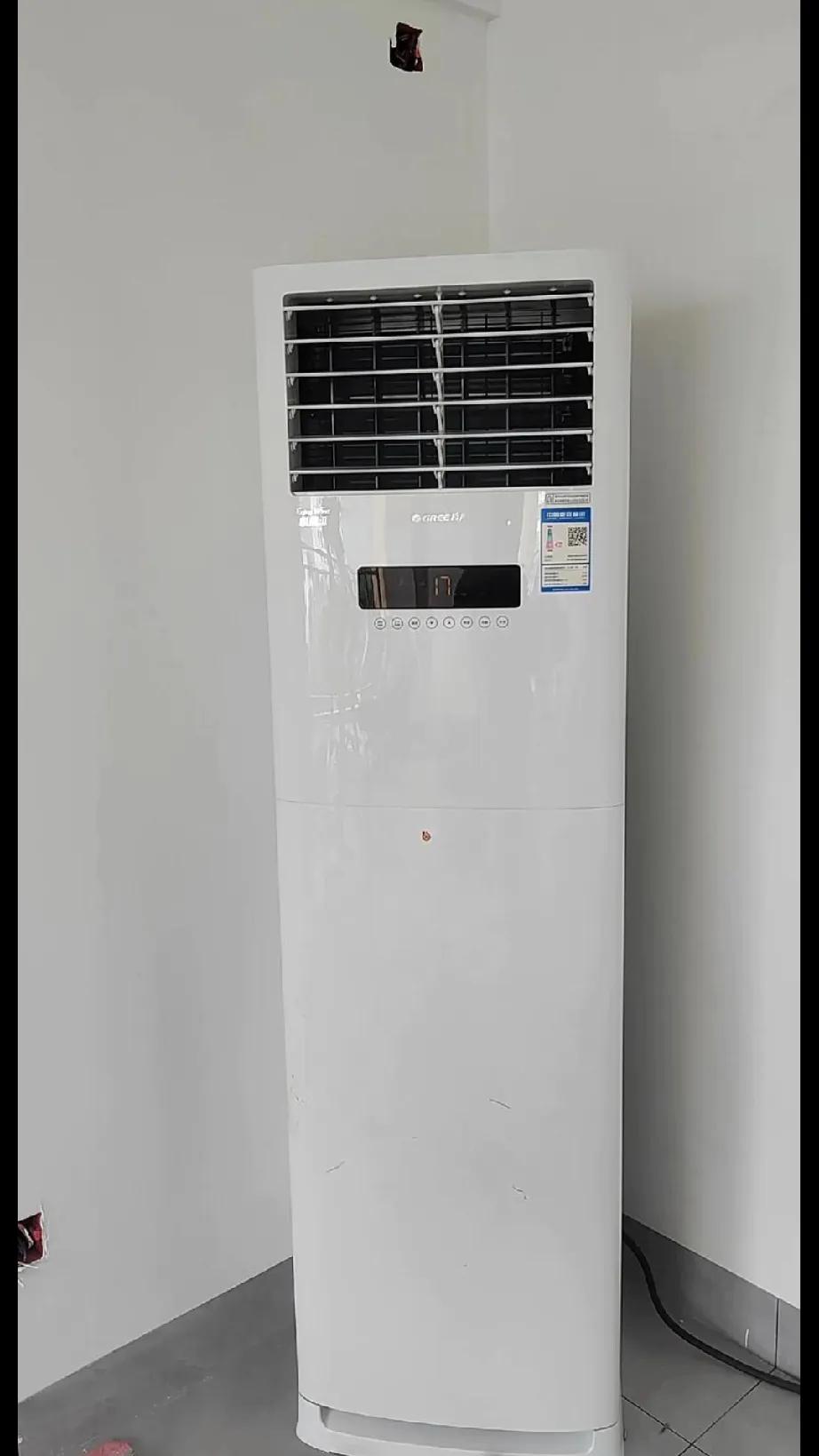 长期不用的储物间、衣帽间，间断开空调除湿，能保护皮具、书籍不受潮气侵蚀。切记不要