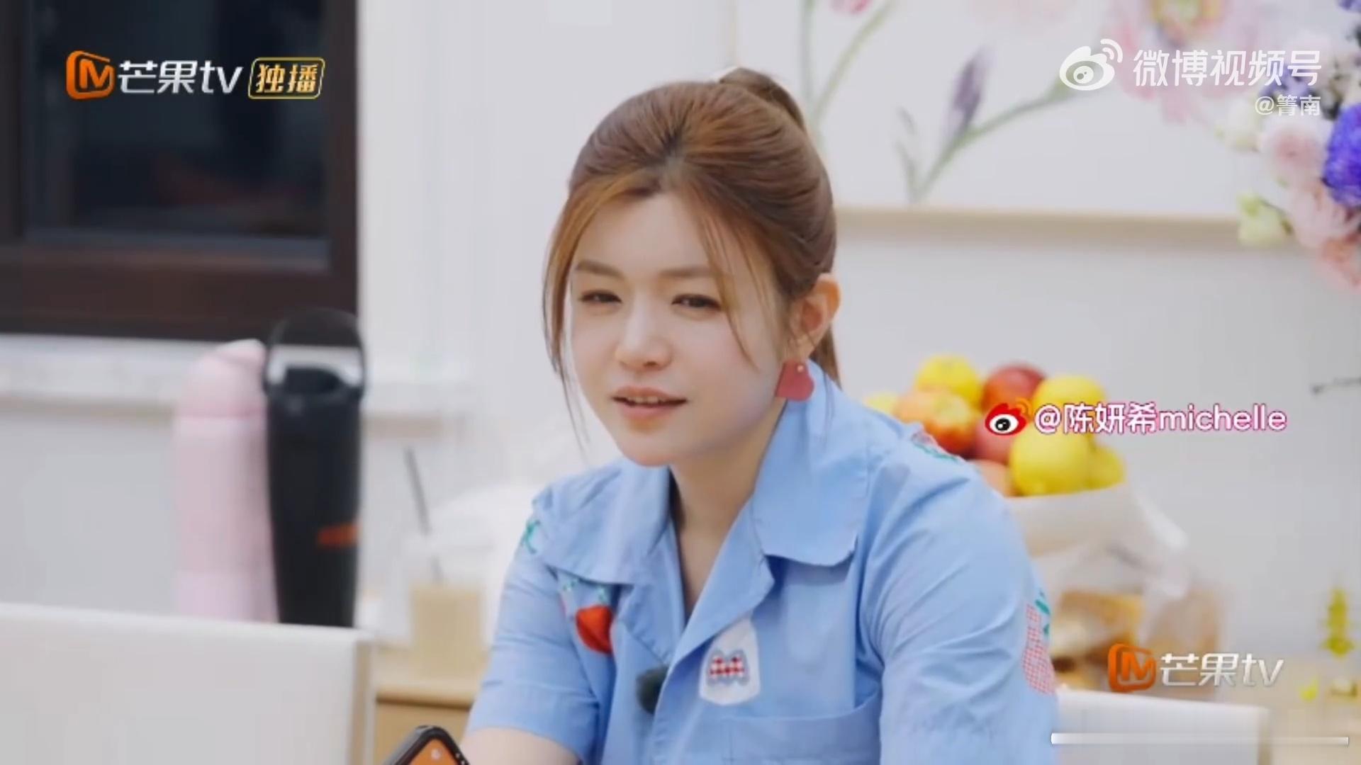 陈妍希说没有人天生会当父母我家那闺女[超话]没有教科书式的标准答案，亲子之间本就