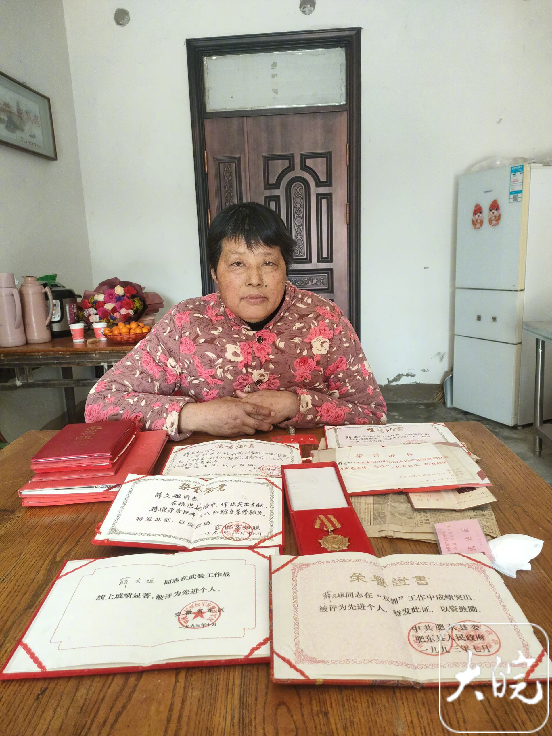 #薛文姐说没做大事却藏着一沓荣誉#【#35年前救人英雄如今被众人拯救#】 2月1