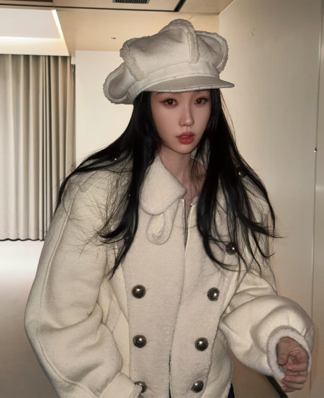 虞书欣，帽子和衣服好配，显得脸也小。