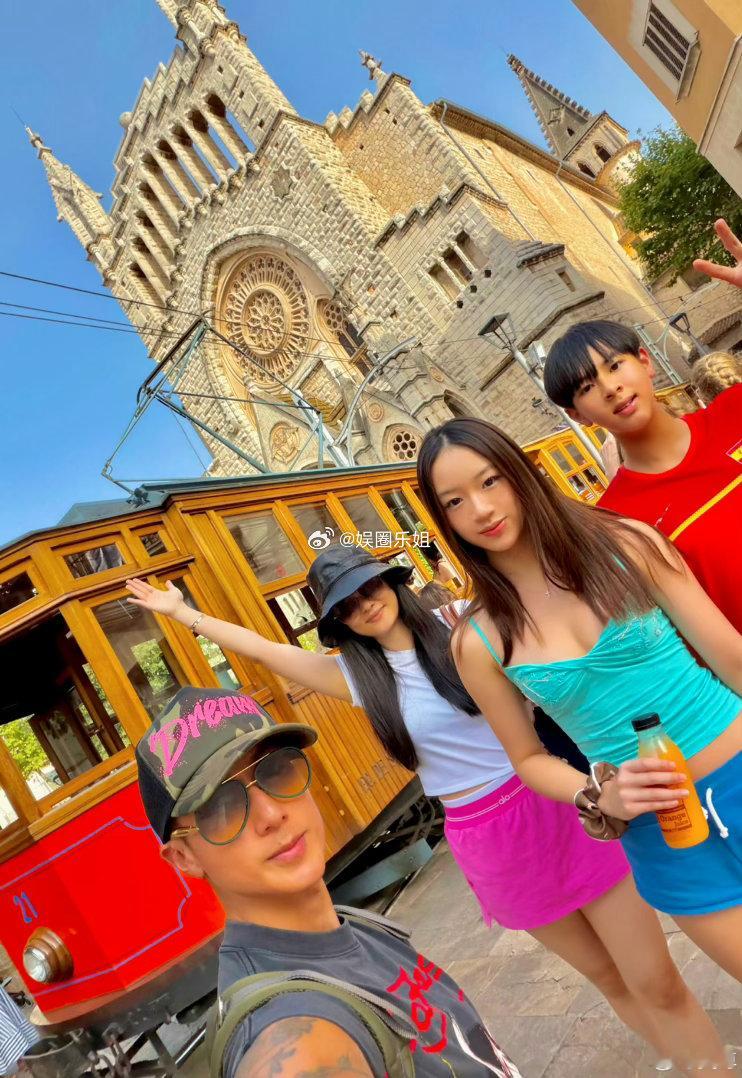吴尊15岁女儿neinei近照长大了跟小的时候气质不一样了，小的时候是软萌的，现