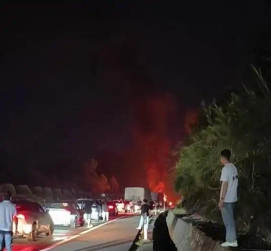 《人生第一次看见车自燃，从起火到爆炸全程不到五分钟》人生第一次看见车自燃，从起火