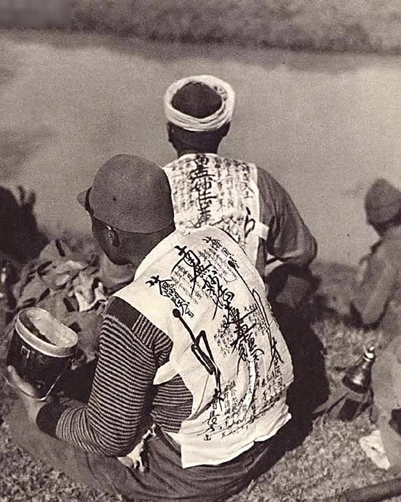 这张黑白老照片拍摄于1937年抗日战争时期，记录了侵华日军攻下江苏丹阳县城后，两