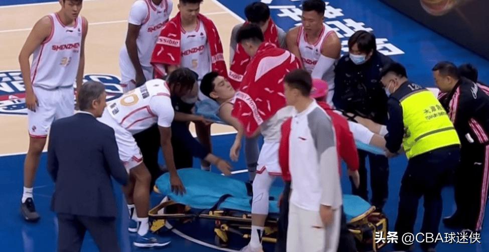 刚拿生涯首分就被担架抬走！深圳男篮小将重摔倒地，全场安静了

深圳男篮客场打天津