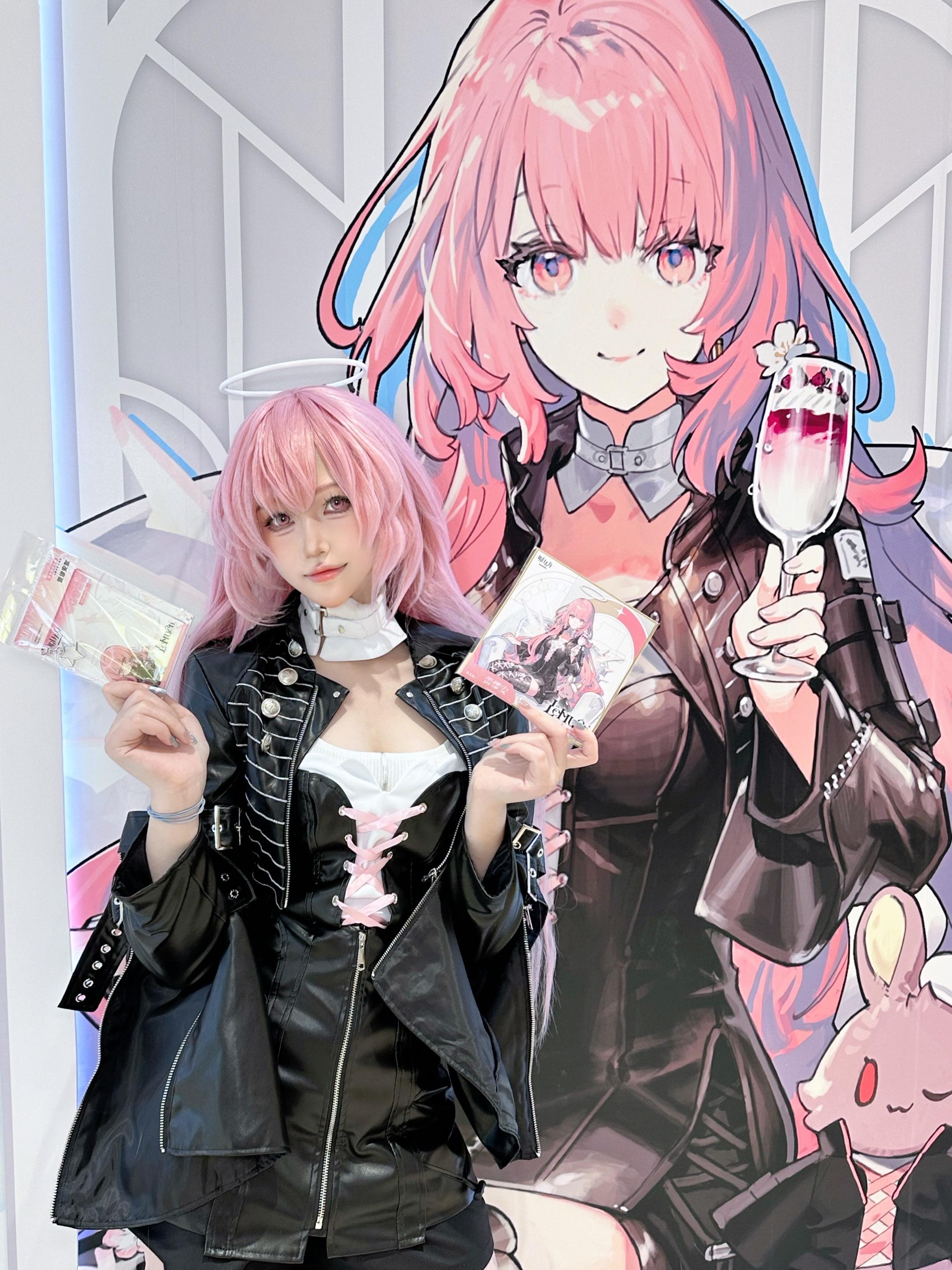 拉特兰神秘抬手女。