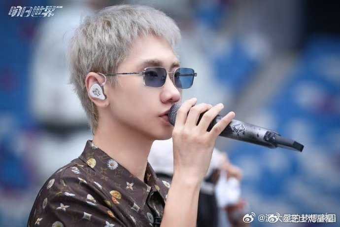 汪苏泷明日世界控台又升级了 明日世界演唱会控台再度升级，汪苏泷可直观看到大屏画面
