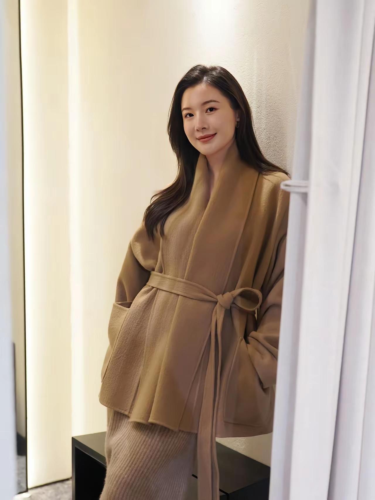 温柔米色长袍，简约优雅，尽显女性魅力。