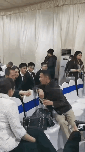 看到这个视频
 这是金鸡奖后台的一幕
给人感觉一向“高冷”的陈道明主动扭身探腰
