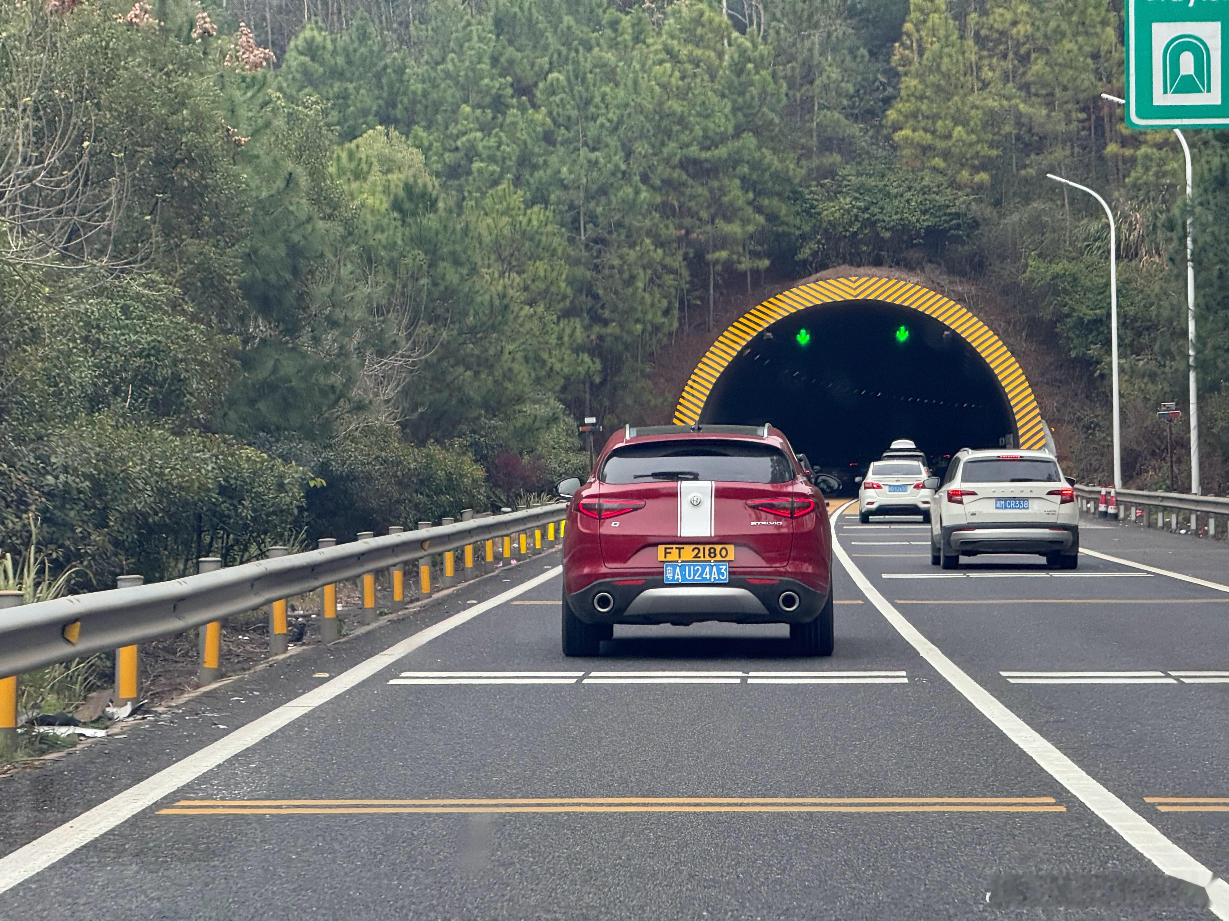 不懂就问，这个车牌悬挂方式应该不合规吧？ 