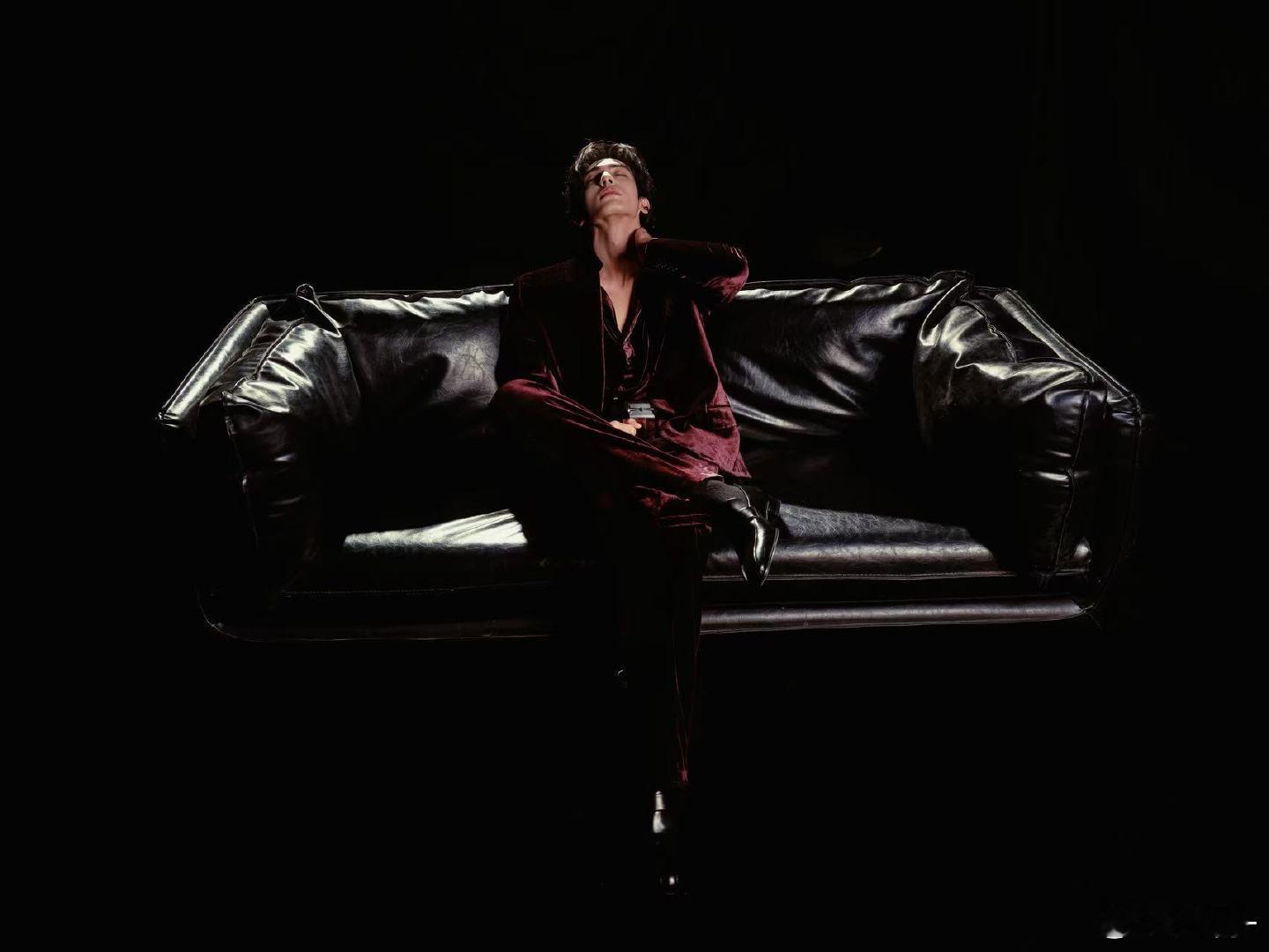 宋威龙红丝绒深V 宋威龙的颜值和身段双在线！红丝绒深V，夯爆微博之夜的造型 