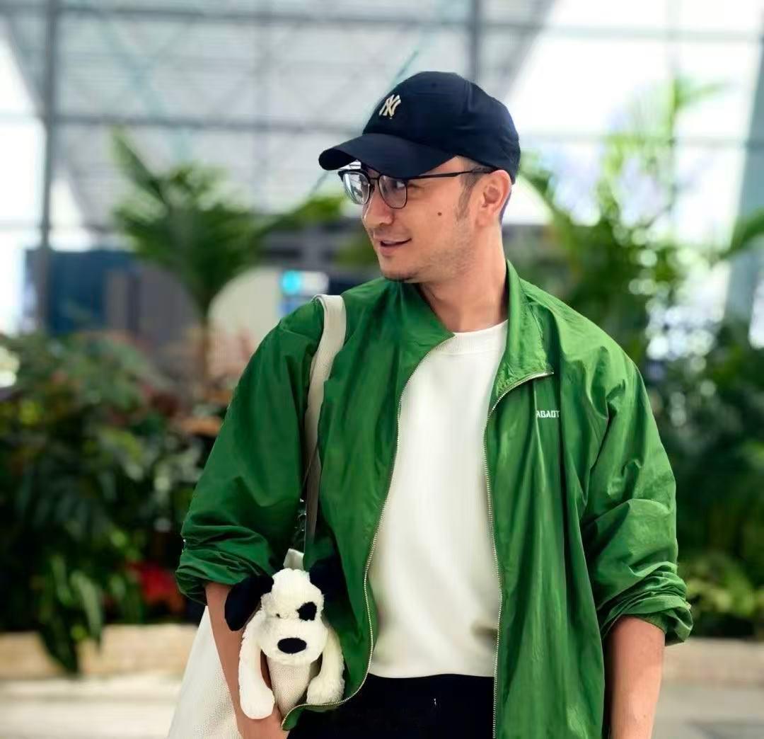 尼格买提原来现实中长这样没滤镜、没打光的真实状态也太能打了！皮肤状态好到羡慕，说