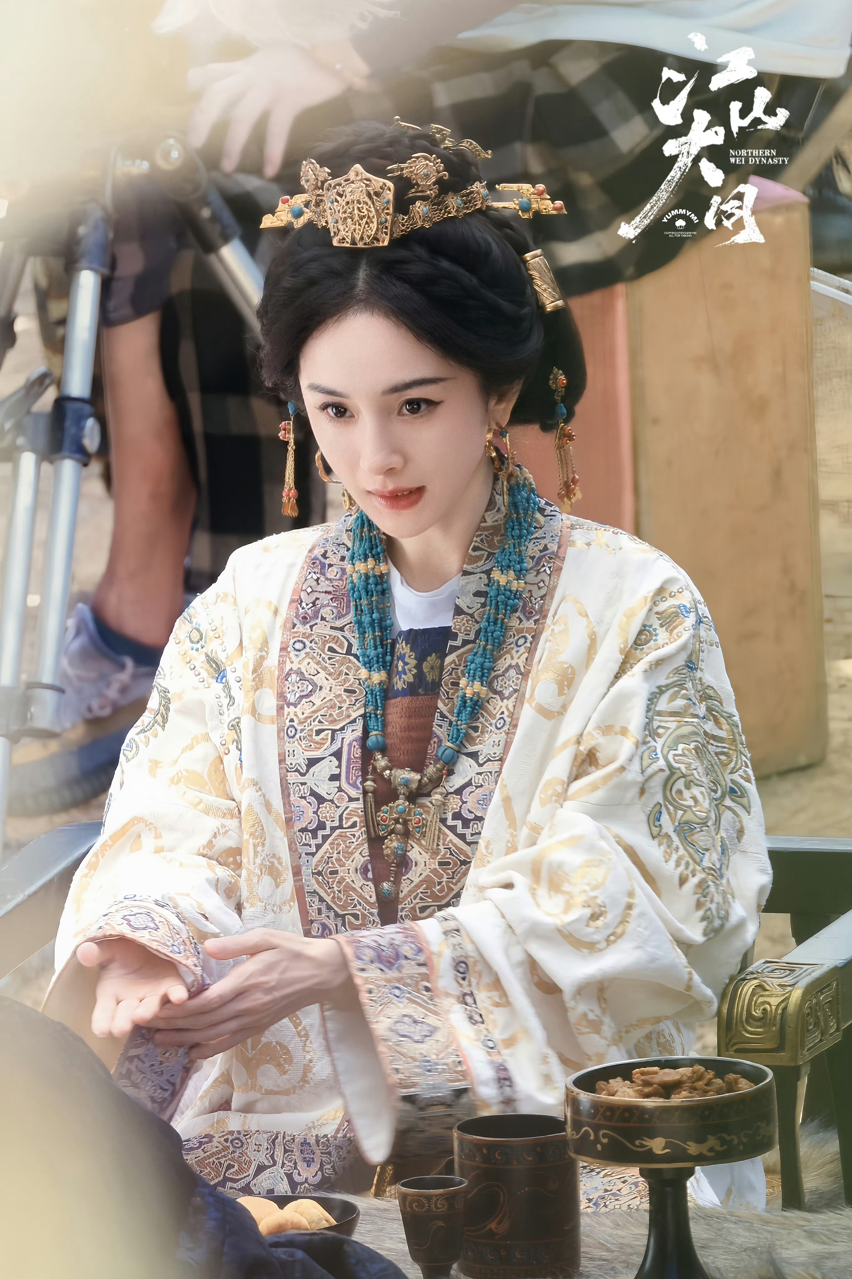 杨幂冯太后盘发造型路透服化道还蛮考究的，比如新出的配饰形制上形似【大同市博物馆藏