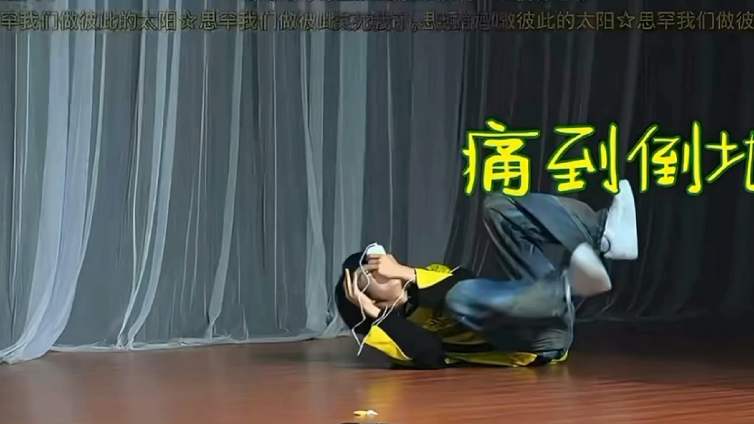 本来刷到很多毛毛分享的小哼精致好看的卡面，心情很好来着，可翻到非常像荣耀之战坐冷