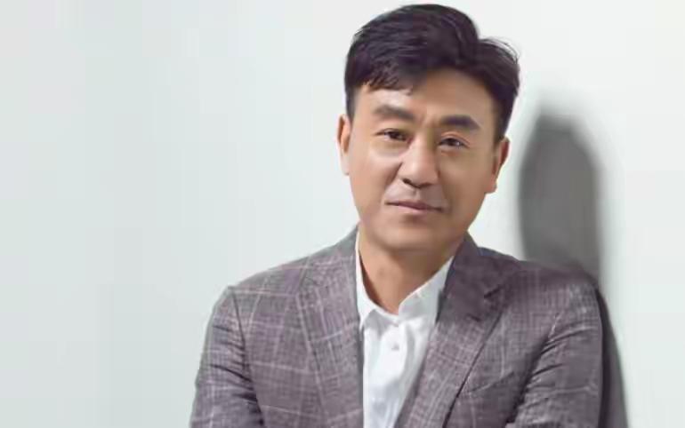 大器晚成的演员何冰，演技是非常高的，他演的电视剧让人看了，非常有味道。
他不是凭
