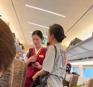 她怎能如此大胆？一名女子乘高铁时，将邻座男子的私人物品当垃圾丢弃。男子返回质问，