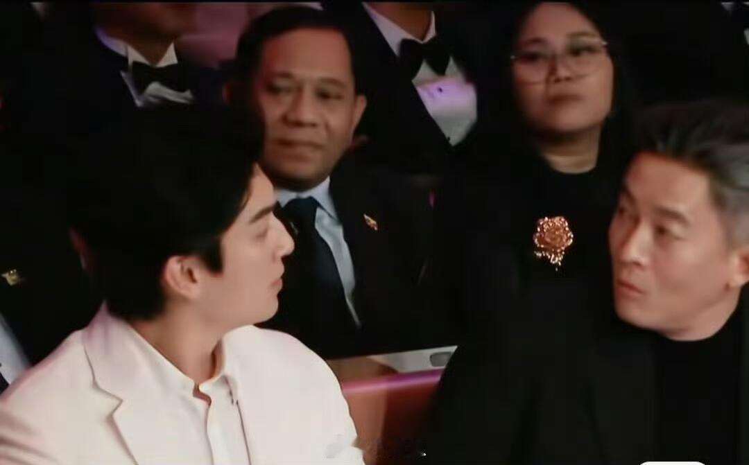 谁懂这幕没人通知的死感哈哈哈哈哈杨旭文杨志刚的状态完完全全呈现了没黑幕的获奖是什