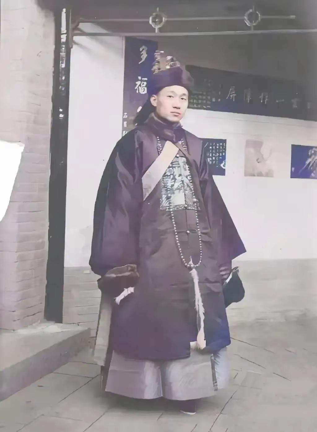 这是宋霭龄的丈夫孔祥熙的真实样貌，都看看吧，这颜值和气度真的太亮眼了！

照片拍