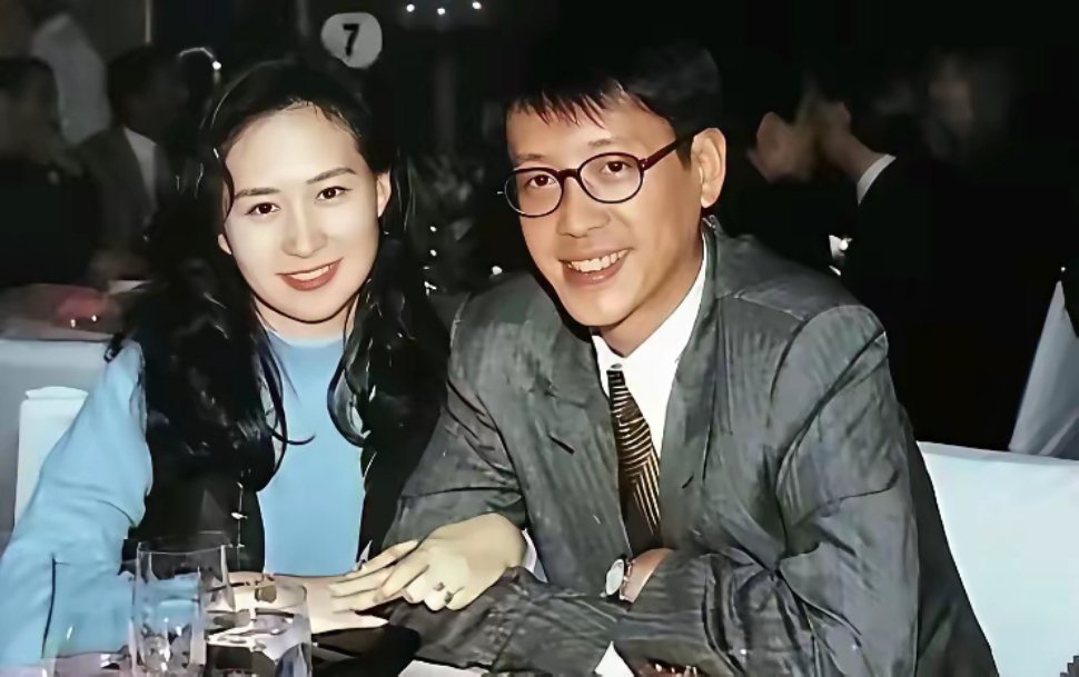 许晋亨爱不爱何超琼不知道，但是何超琼应该真的爱过许晋亨，许晋亨他一定爱李嘉欣。看