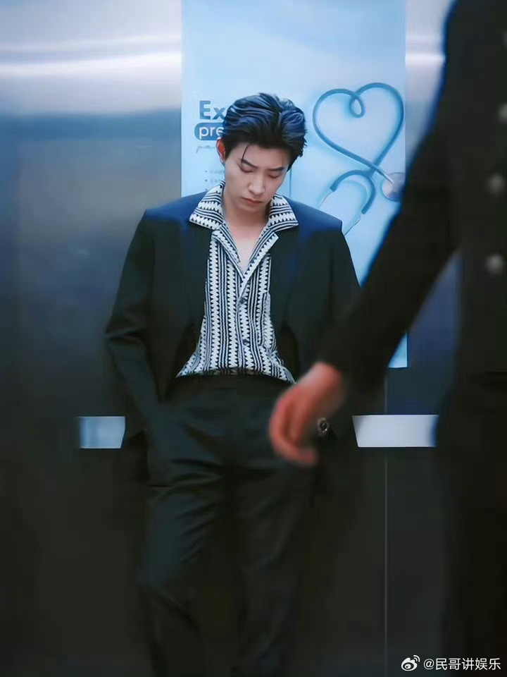 马小宇重现昆泰出圈大佬步快给马小宇切到霸总频道 这气场绝了！大佬步+叼烟细节全拿