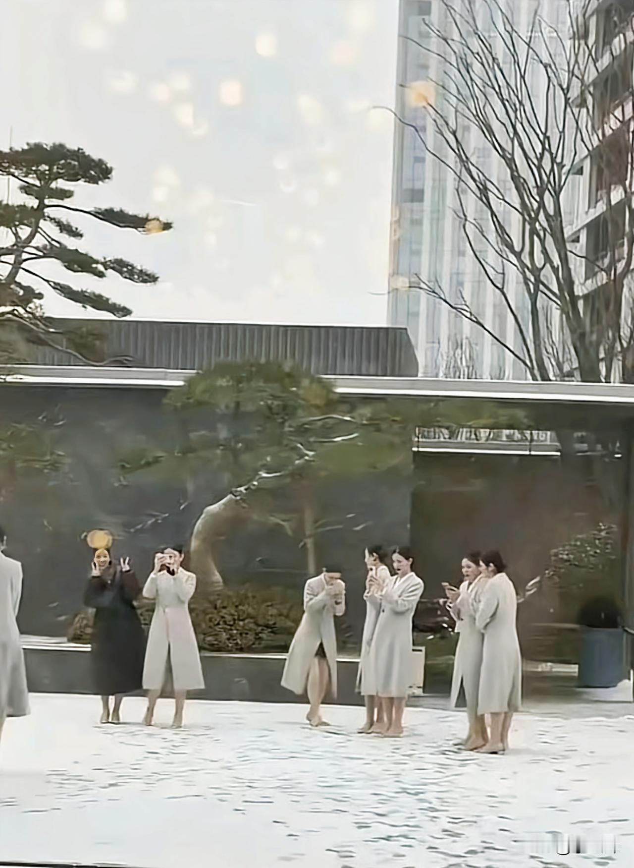 更好地服务业主，物业工作人员也是拼了
.