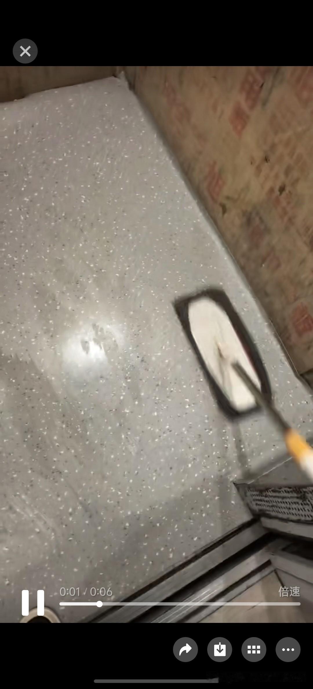 今天是金碧物业走后的第72天。

早晨一位业主反映说有人垃圾袋漏水，电梯里面滴的