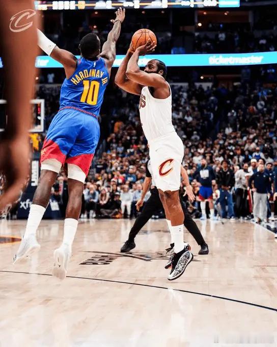 哈登无缝对接——第四节掌控比赛本场客场面对掘金，骑士依旧落后三节半，苦苦追赶。进