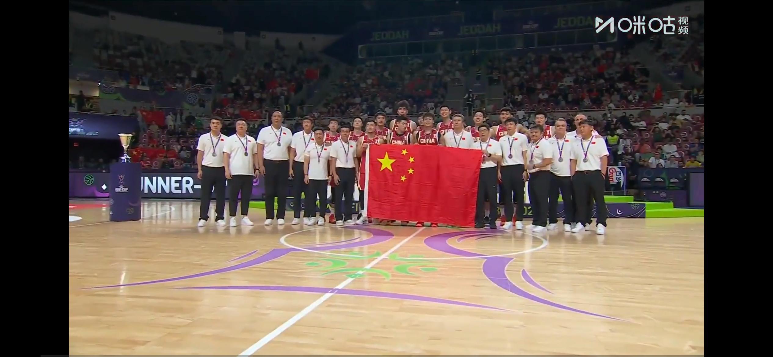 中国男篮和五星红旗合影 有点可惜，但不遗憾。拼过努力过，继续加油，年轻的中国男篮