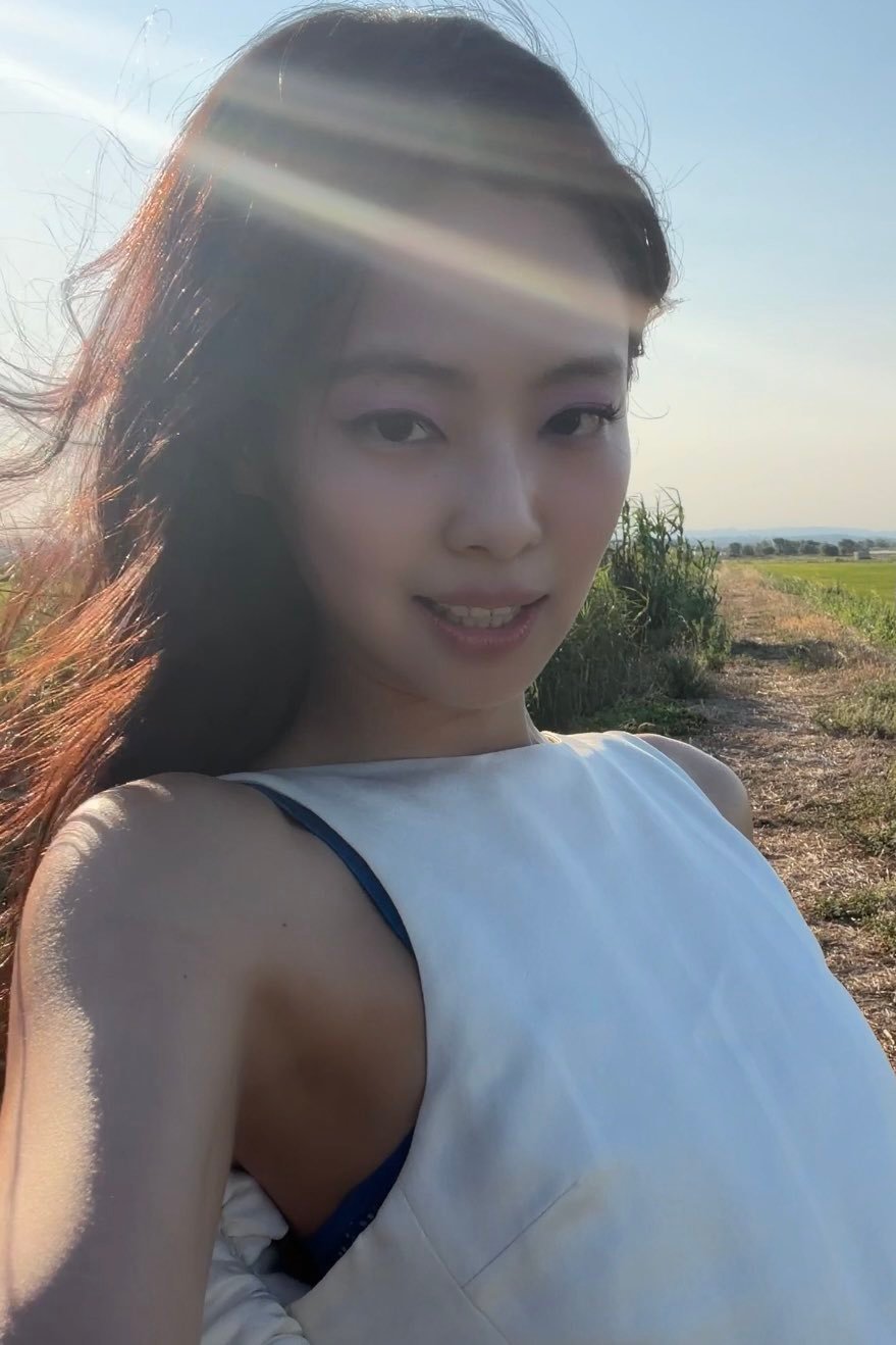 仔细看是紫色眼影哎