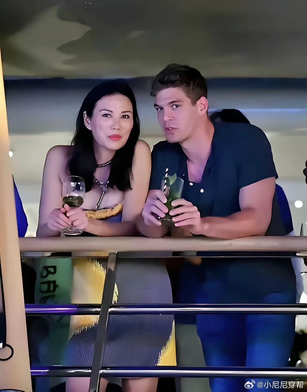 我谁都不服，就服邓文迪，赚钱速度和交友能力成正比。 