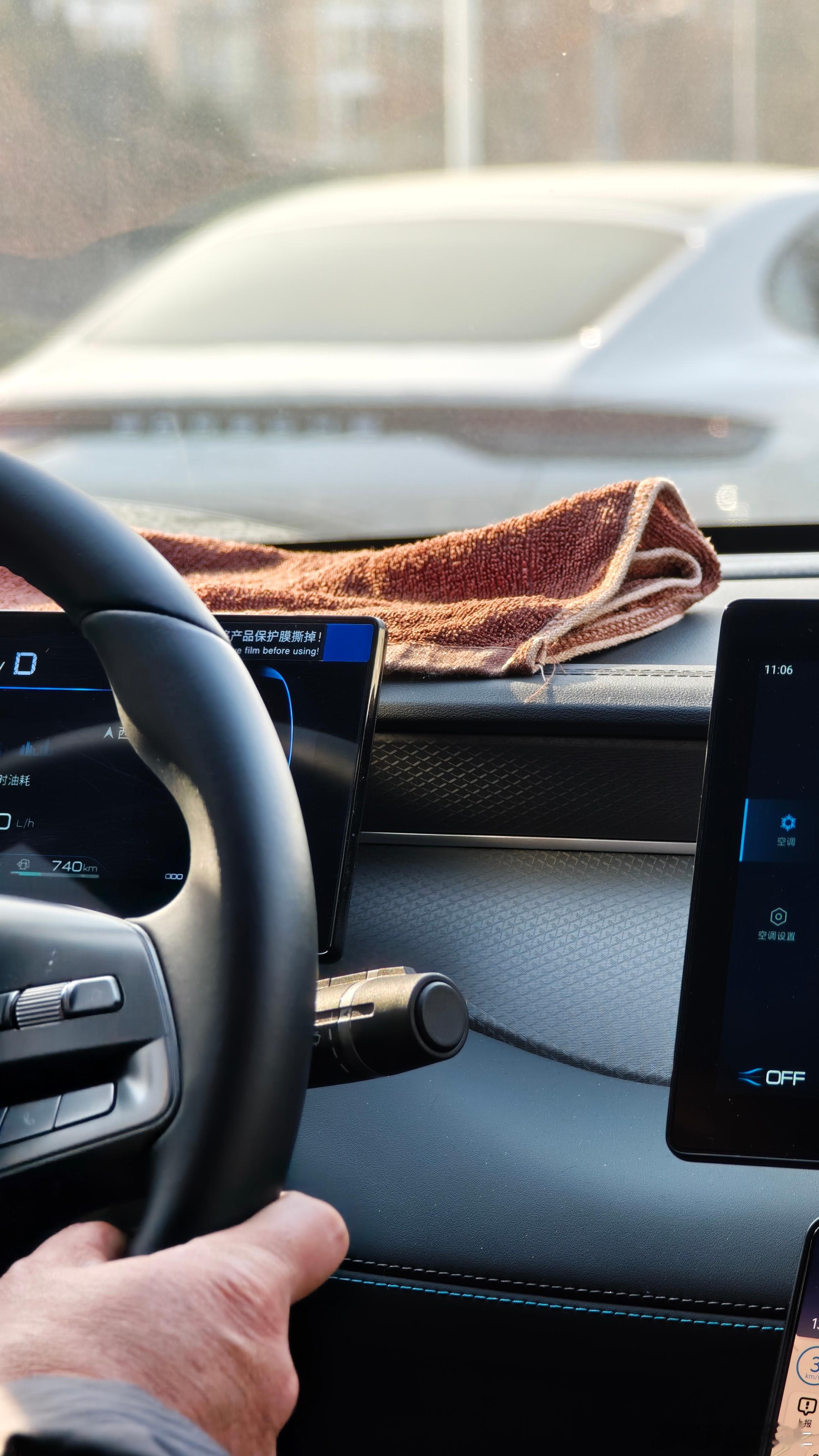 谁能告诉我 为什么很多司机这里要放一块儿毛巾 还是滋毛儿的毛巾 