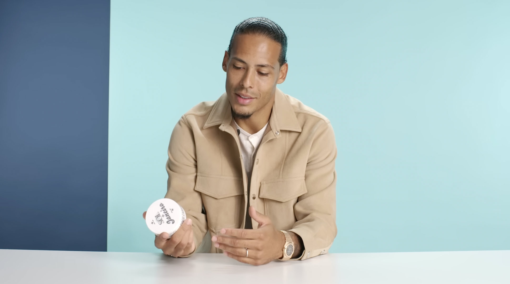 我一直觉得范戴克身上有一股话梅糖的香味，有点类似于YSL的black opium