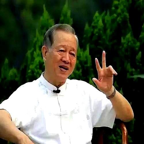 饭桌上，牙签一挑，那人把剔出的东西又吞回去，旁边年轻人筷子悬着，脸上拧成结。
曾