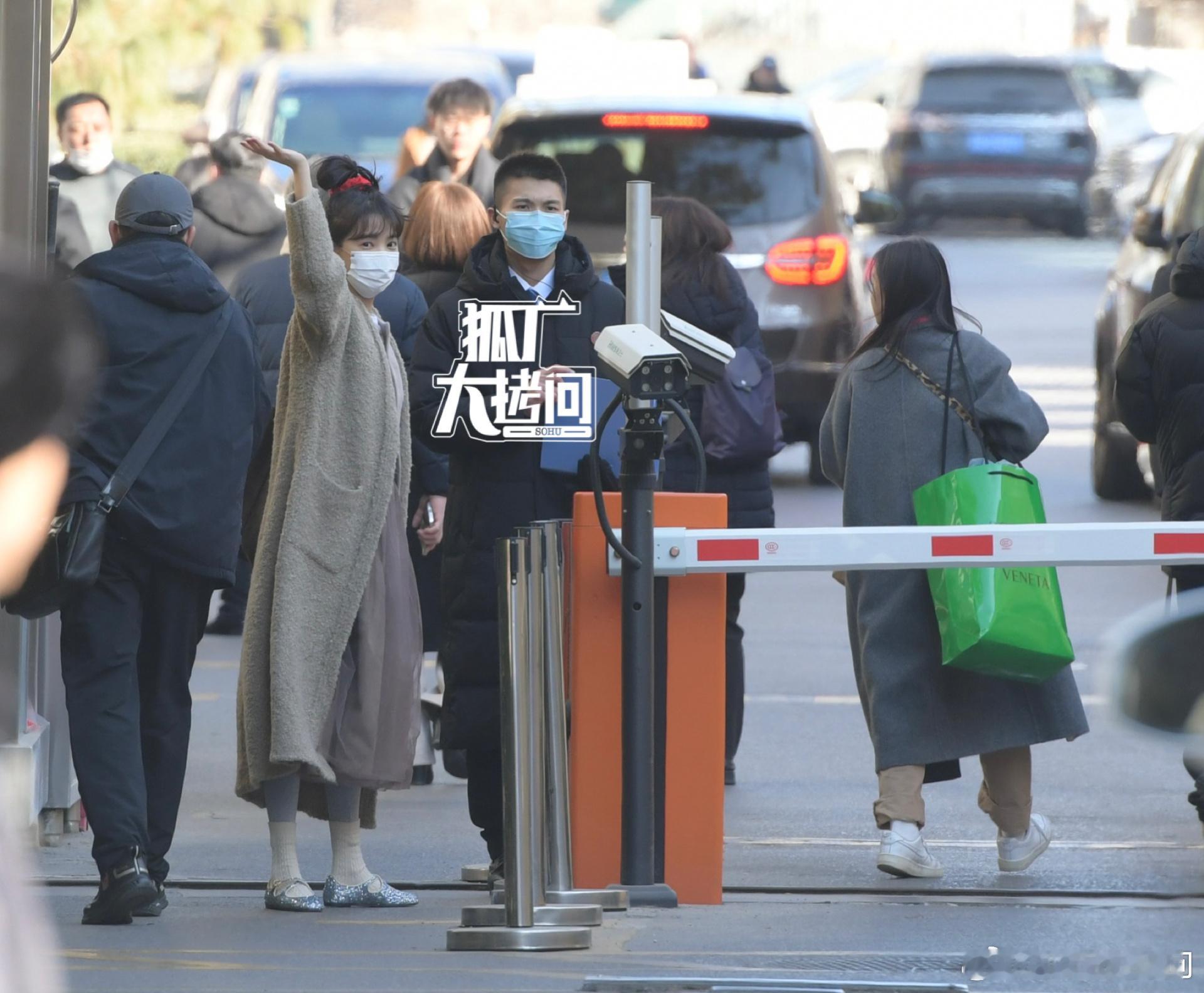 #章若楠春晚联排上班#谁懂啊，好喜欢章若楠春晚联排的状态啊，就那种漫不经心的慵懒