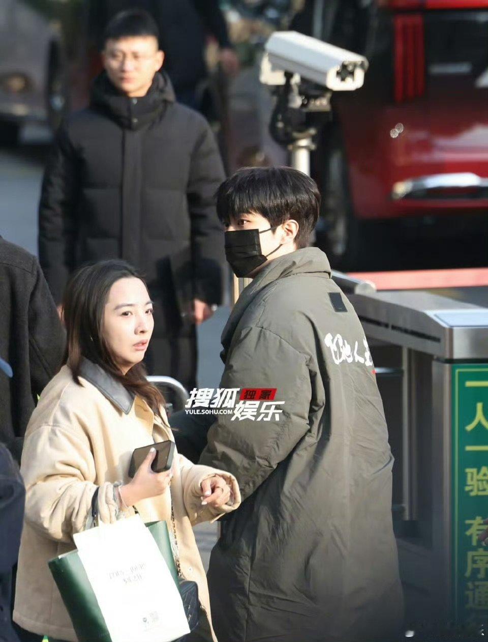 范丞丞央视春晚第三次联排范丞丞春晚联排穿飞驰人生3外套范丞丞春晚联排穿飞驰人生3