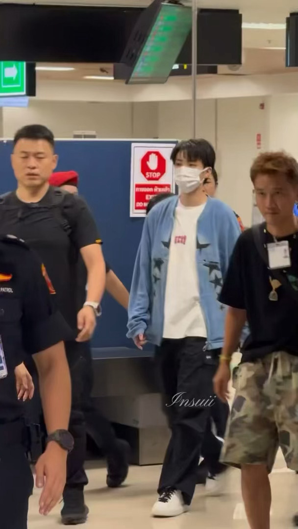 王俊凯落地清迈路透 王俊凯落地清迈路透有！他身穿蓝色外套白衬衫清爽亮相，在《中餐
