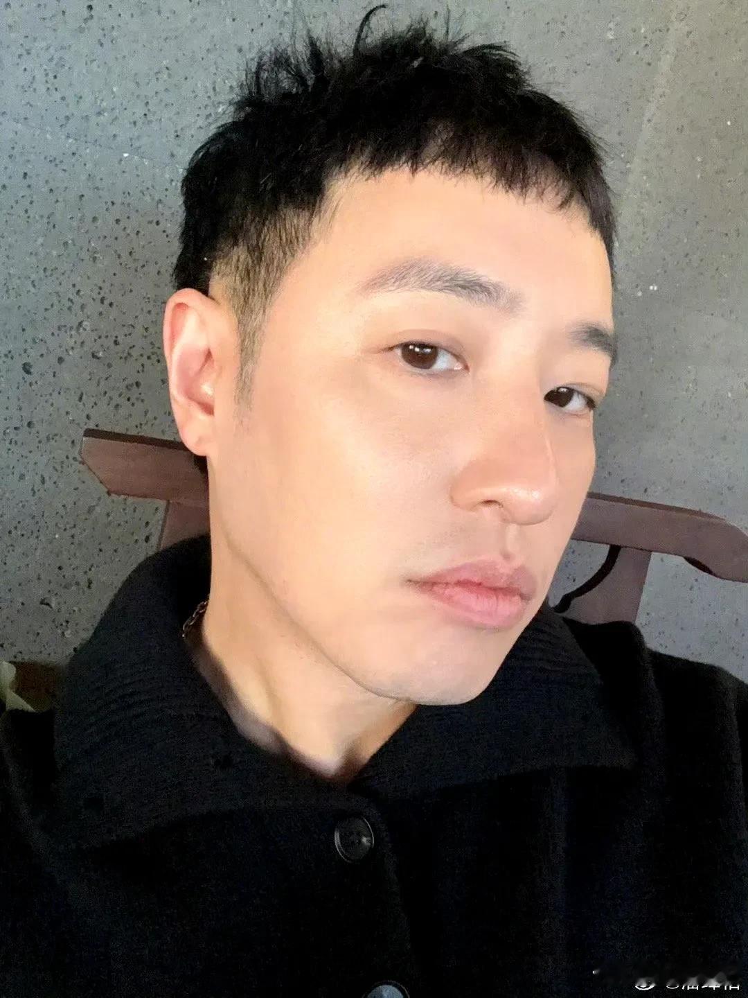 潘玮柏发际线不保了！
近日歌手潘玮柏在他的个人社交账号里，晒出一张自拍大头照，照