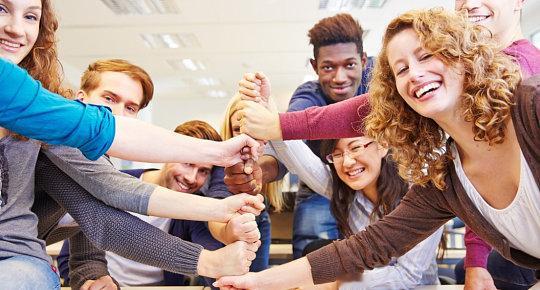 熟人社交全靠互相伤害不熟的人彼此客气礼貌，很熟的人反倒全靠互相伤害维系关系。最好