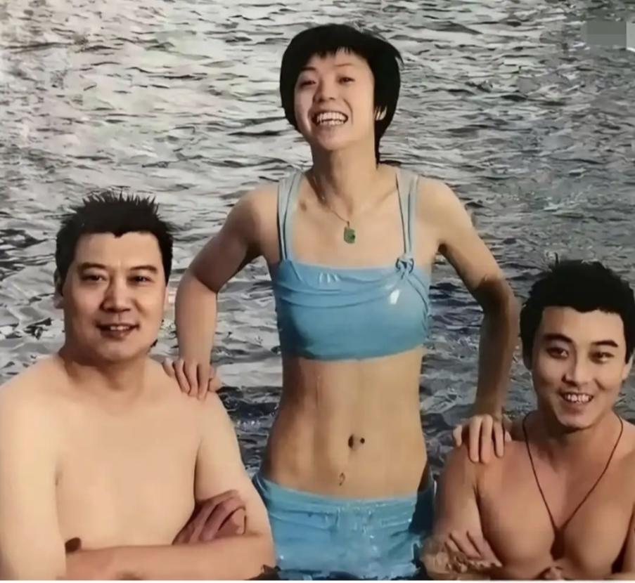 很少看到张怡宁开怀大笑着的照片。当年王皓、张怡宁和李隼教练在泳池边合照，难得看到