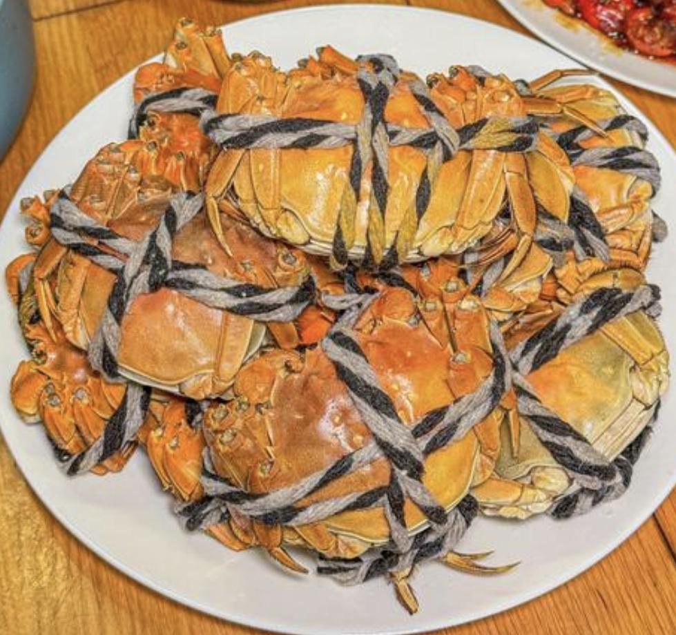 秋风起，蟹脚痒。金秋时节，正是品尝大闸蟹的最佳时光。掰开蟹壳，金黄的蟹黄如熔金般