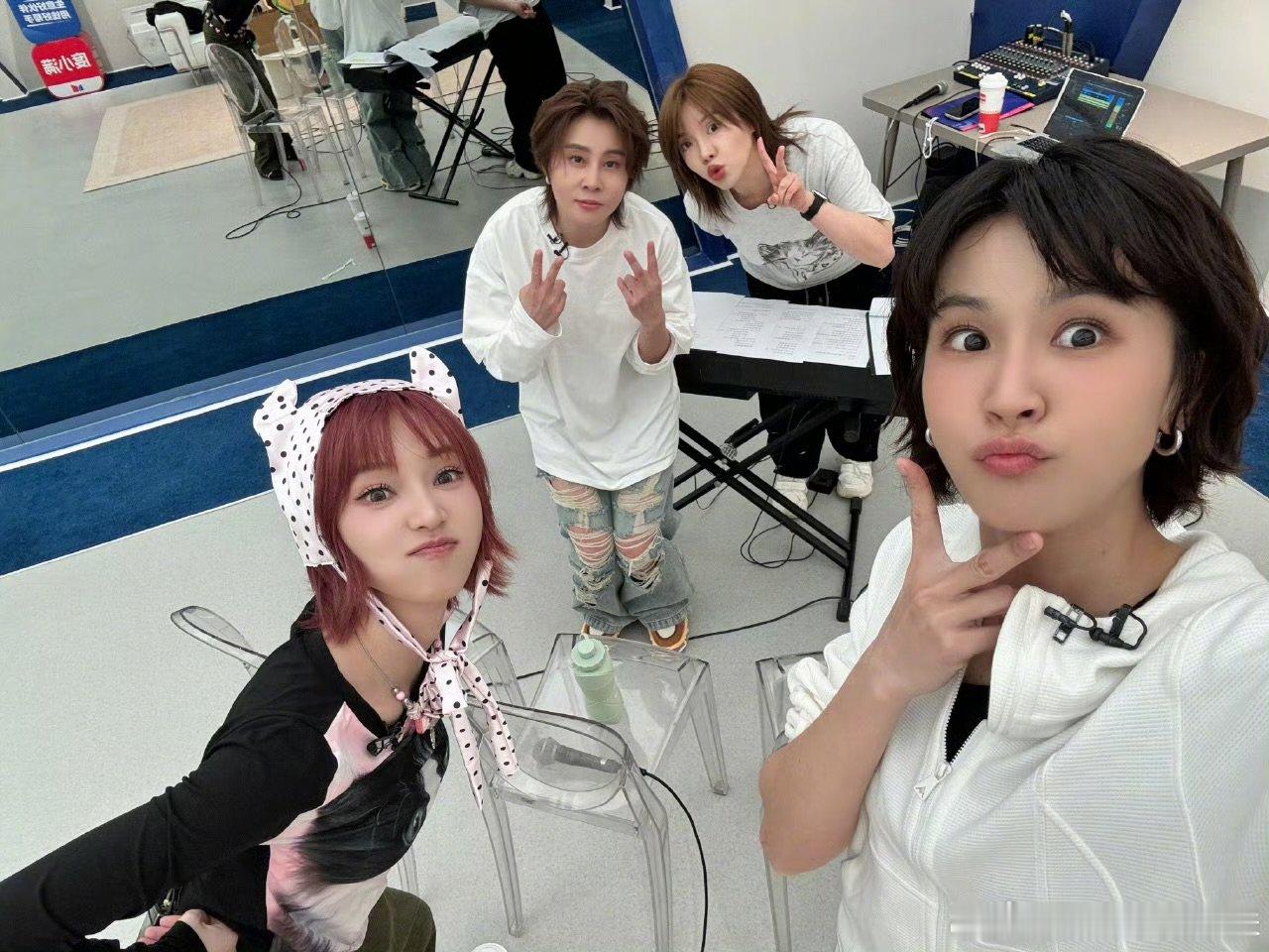 曾沛慈合照含灿量好高双向陪伴太暖心！曾沛慈随手拍照都是灿灿，复刻魔性拍照风格，乘