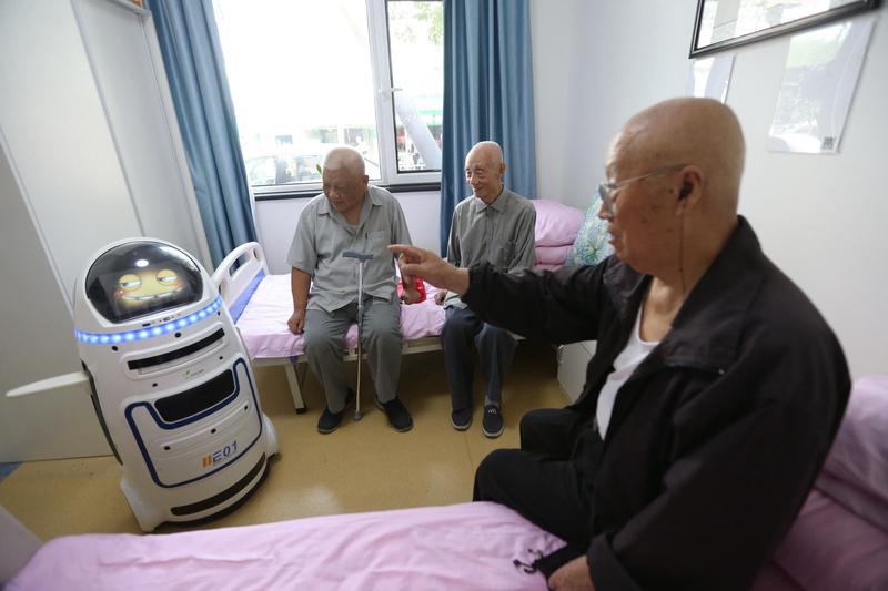 我觉得80岁有机器人就不去养老院这想法挺妙的。现在科技发展这么快，机器人越来越智