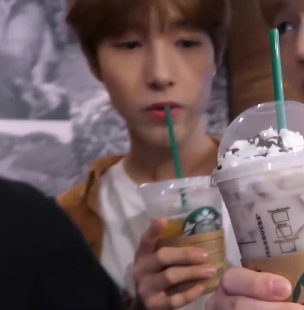 黄仁俊[超话]  hrj  黄仁俊  小猫喝🥤 