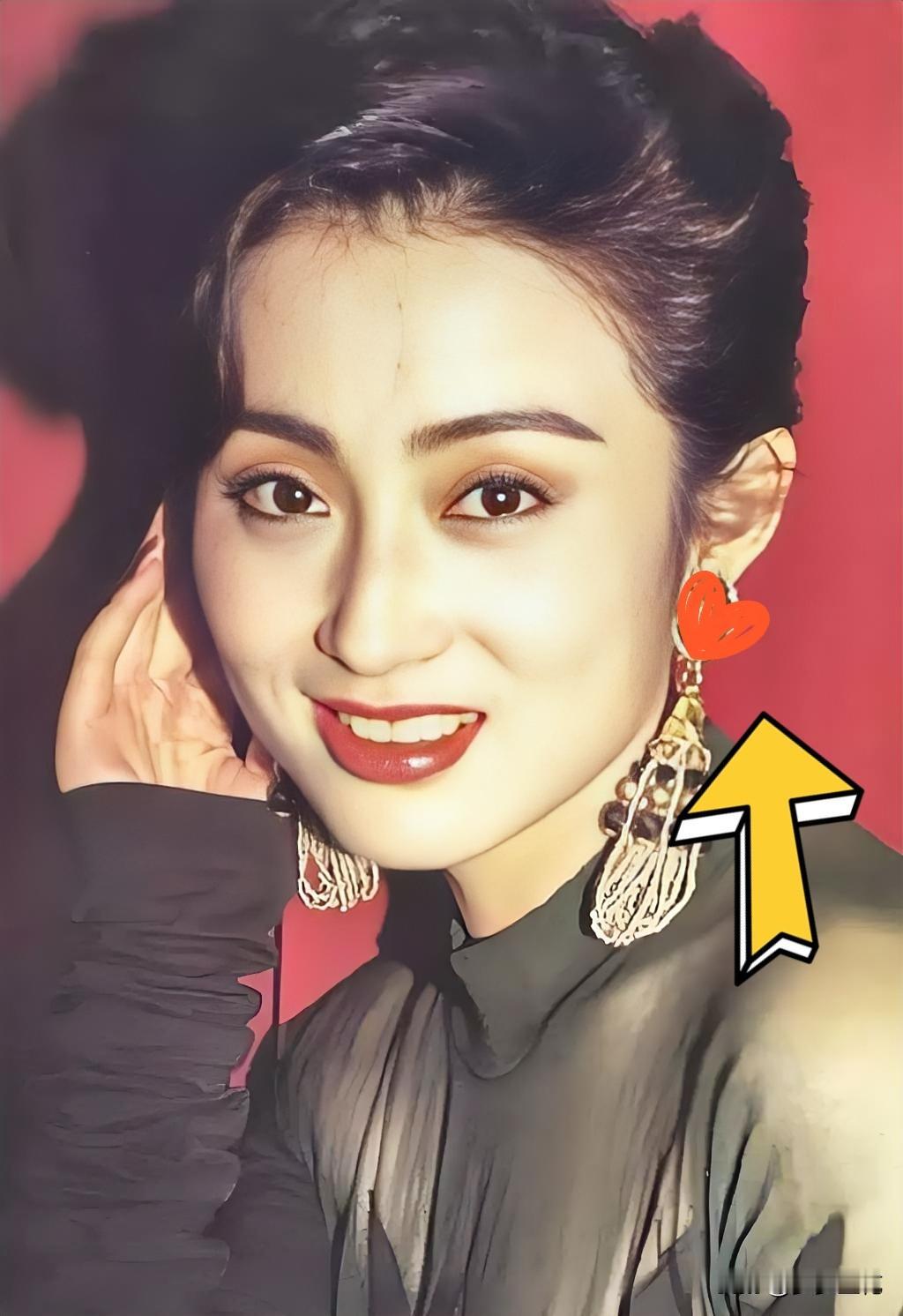 刚查了一下

大家发现没，原来

当年在香港，得罪了那个一手遮天的“向大佬”，真